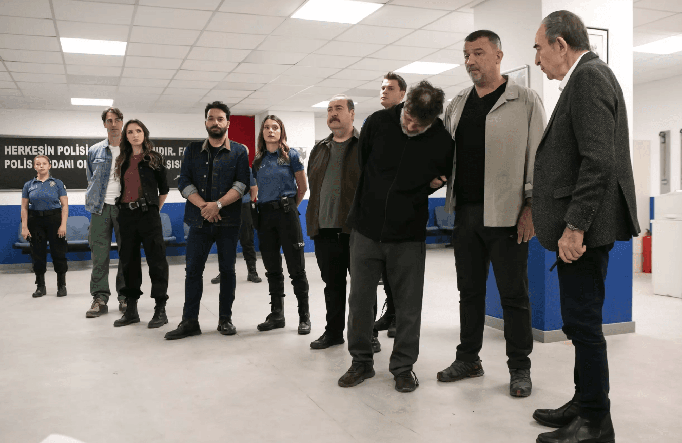 DiziTrack Blog - Arka Sokaklar Reigns Supreme: The Timeless Power of Turkey’s Longest-Running Police Drama