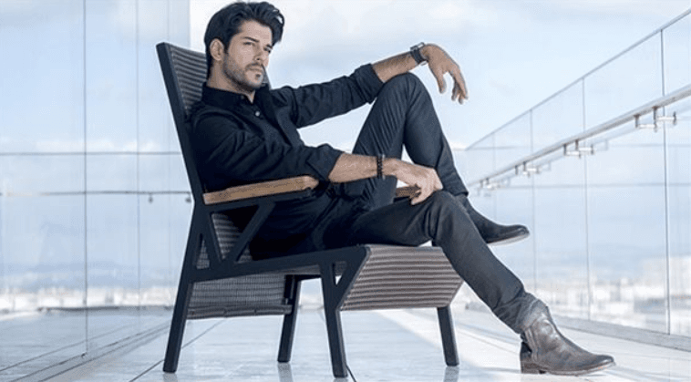 DiziTrack Blog - Burak Ozcivit’s Surprise Theater Project: One-Man Play “İstanbul’un En Guzel Kızı”