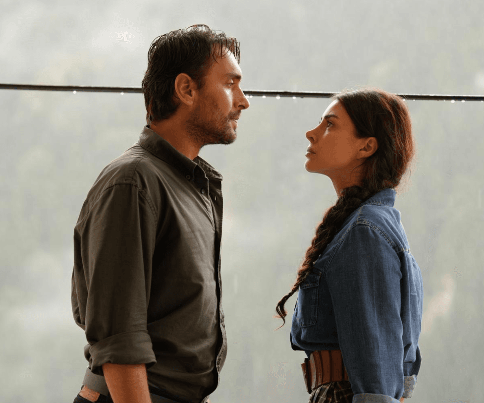 DiziTrack Blog - Taşacak Bu Deniz: Deniz Baysal & Ulaş Tuna Astepe Lead TRT 1’s Epic Drama of Love, Revenge, and Family Feuds